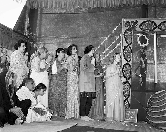 Women mandali of meher baba singing aarti 